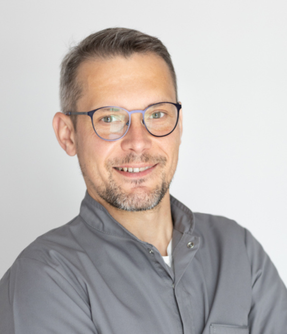 Lek. stom. Piotr Bąk - Profesjonalny Endodonta